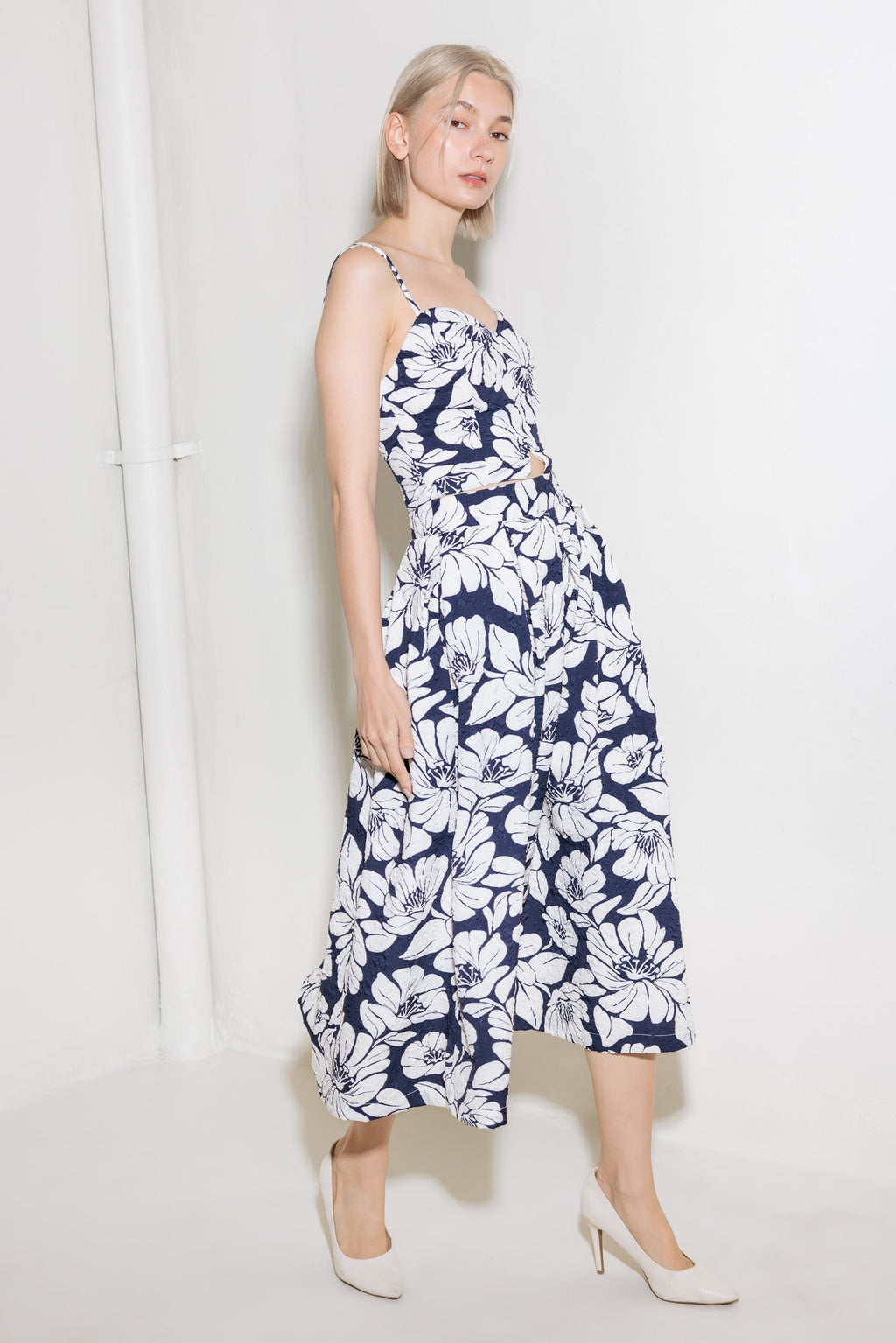 PLAIN OPTIMISM NAVY WOVEN CROP TOP