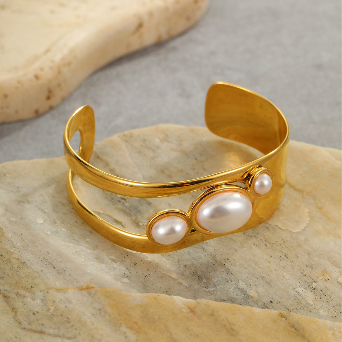 Hollow Out Cutout Stainless Steel Bracelet with Pearl Opening Bracelet 18K Gold Plating Advanced Hand Jewelry