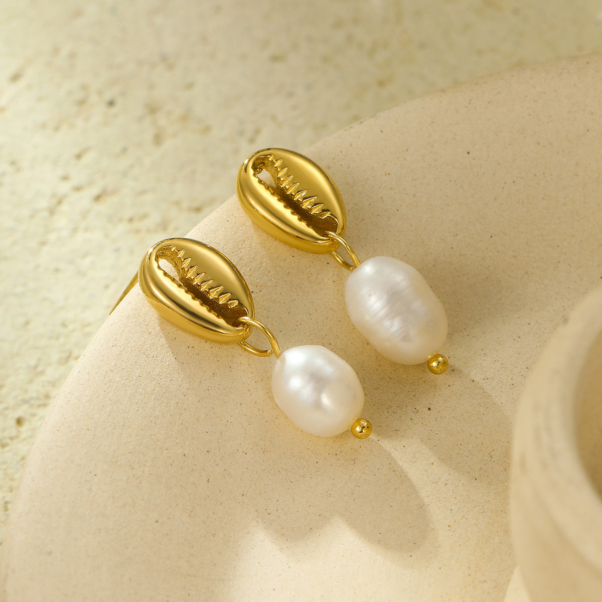 Electroplated 18K Gold Stainless Steel Crab Pincer Inlaid Freshwater Pearl Eardrops Stud Earrings High Grade Earrings